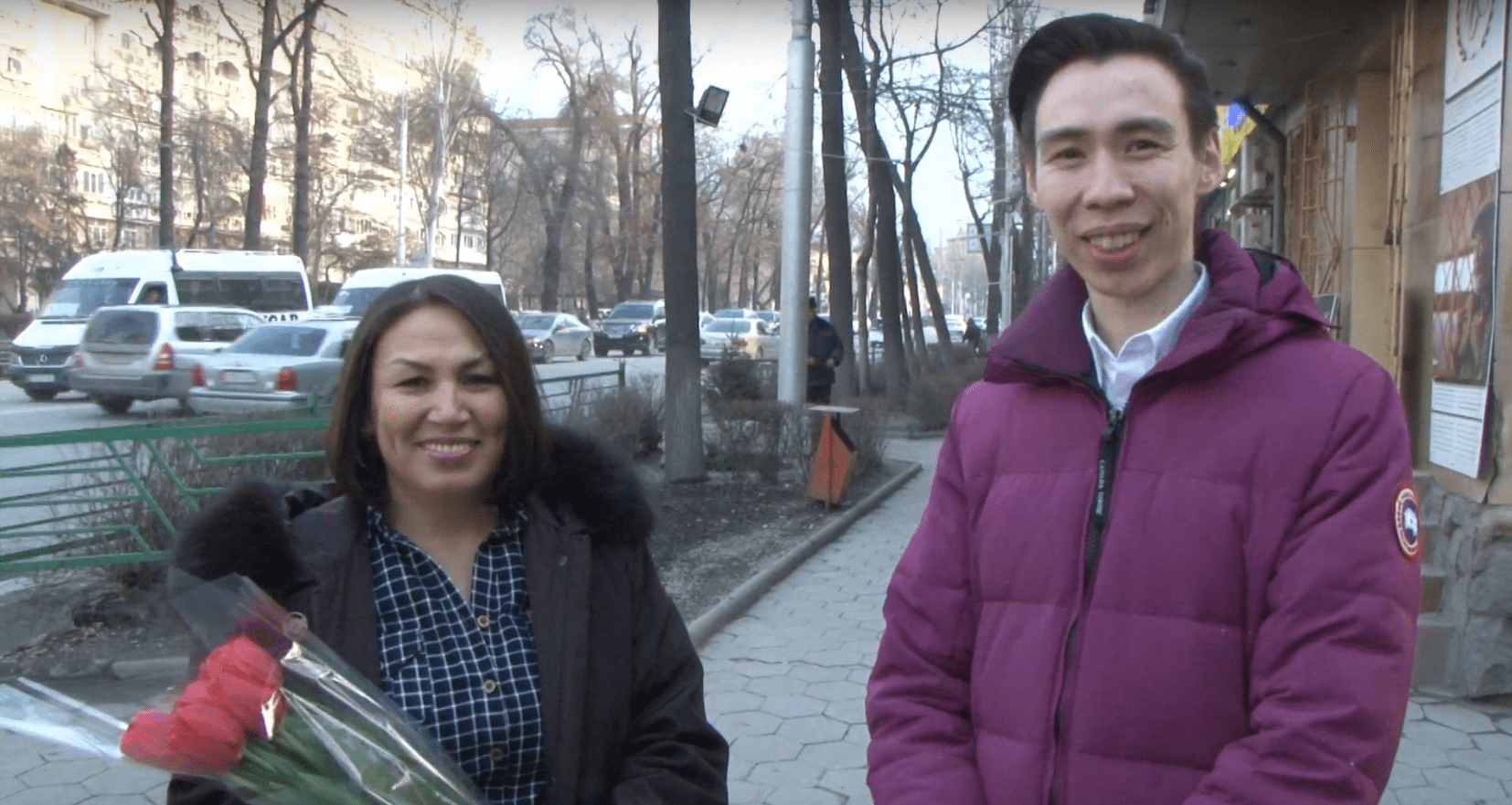 Аким Карасаев поздравляет маму сотрудника Мол Булак
