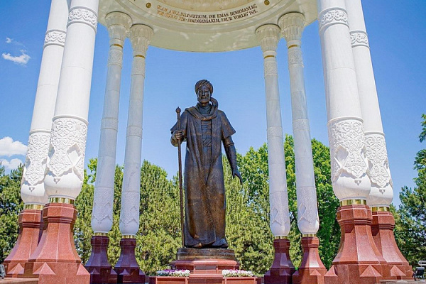 В Ташкенте открылась Аллея Литераторов