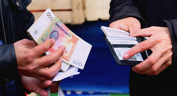 В Узбекистане выводятся из обращения купюры в 200 и 500 сумов