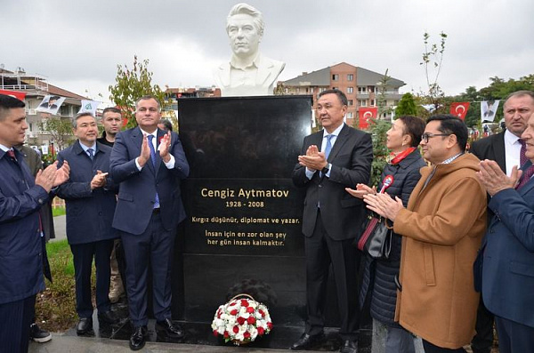 В столице Турции открыли парк имени Чингиза Айтматова