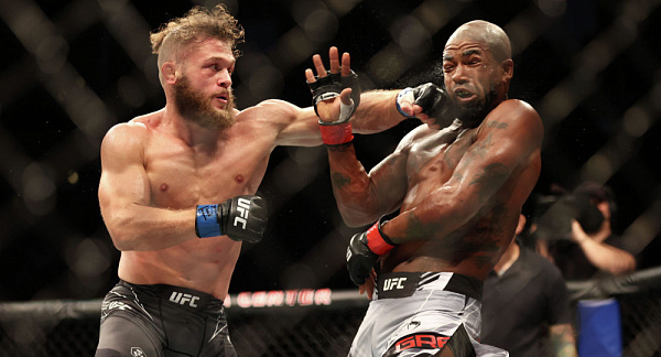 Рафаэль Физиев одержал впечатляющую победу в UFC